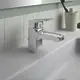 Waschtischarmatur von Ideal Standard in Chrom mit einem geraden Auslauf und einer Bedienhebel. Sie ist auf einem weißen Waschbecken montiert und vor einer hellen Wand positioniert.